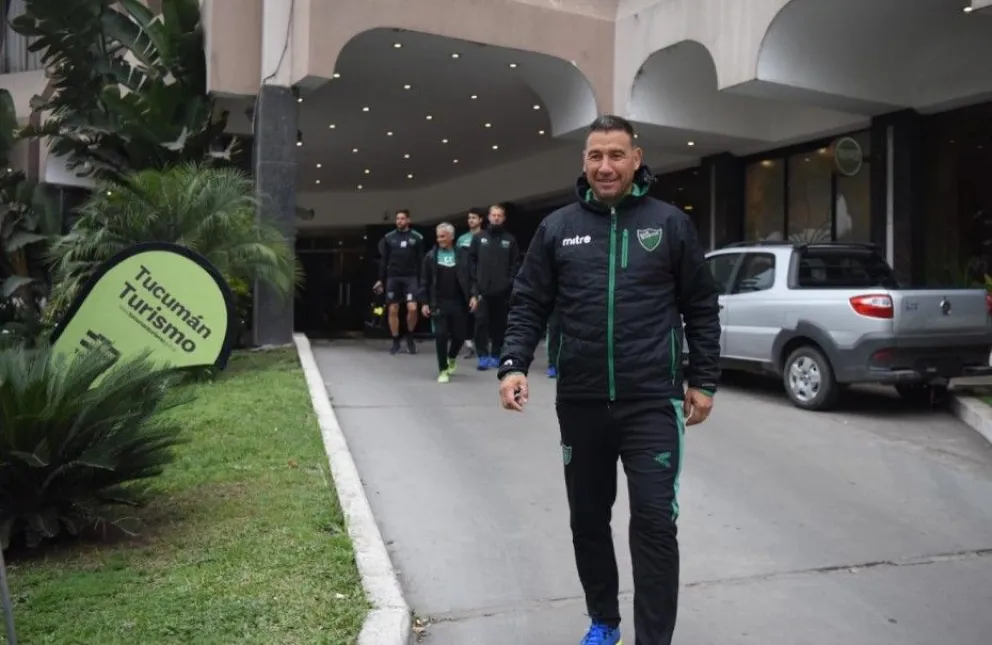 Relajado. Raúl Antuña, DT de San Martín, al salir del Hotel Catalinas Park rumbo a la práctica liviana del viernes. (Imagen: La Gaceta de Tucumán)