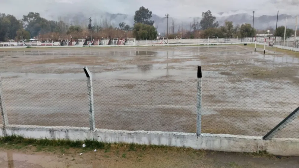 Imposible. La cancha de Juventud Zondina sufrió las consecuencias de la intensa lluvia: el domingo debía recibir a San Martín.