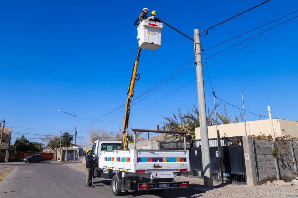 El alumbrado público está en manos de los municipios, quienes cobran el servicio a través de la boleta de la luz.