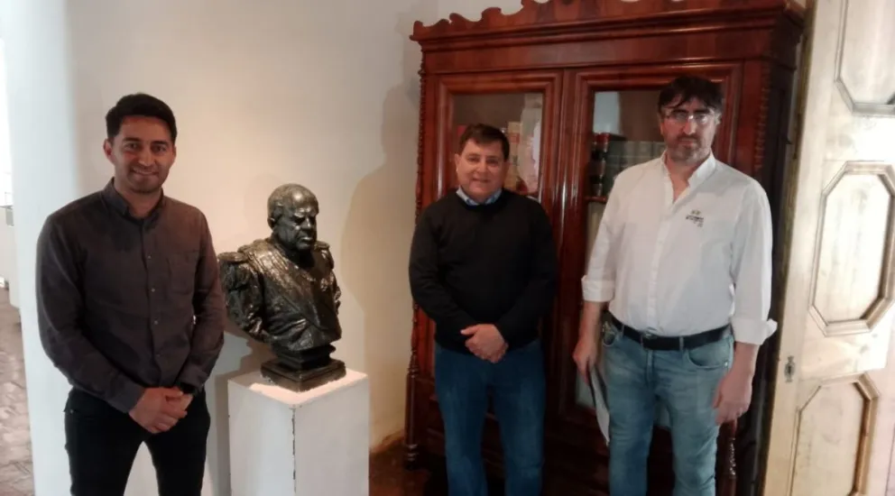 Histórico. El busto de Sarmiento ya está en su casa natal, siendo recibido, entre otros, por Andrés Castro, Atilio de Giovanni y Eduardo Mas.