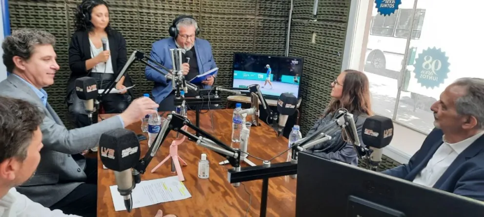 Mesa de ideas. Cuatro referentes de la industria sanjuanina, Gustavo Fernández, Santiago Victoria, Hugo Goransky y Carla Costabile, junto a los conductores Julio Turcumán y Marcela Sosa, en un debate sobre el presente del sector.