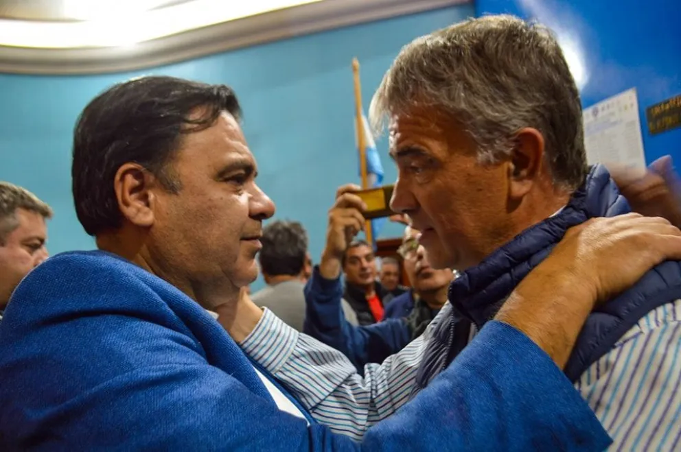 Saludo. Juan Valiente, a la izquierda, y Sergio Barea, candidatos en la elección del viernes en la Liga que llevó a la reelección al primero, charlaron tras la Asamblea.