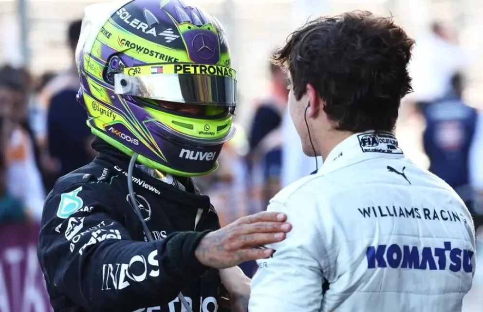 Afectuoso. Hamilton, a la izquierda, se acercó a saludar a Colapinto, tras finalizar ambos el Gran Premio de Arzebaiyán.