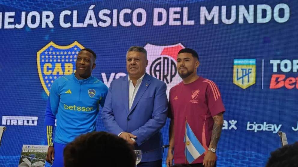 Rodeado. Claudio Tapia, el presidente sanjuanino de la AFA, junto a Luis Advíncula, de Boca, y Paulo Díaz, de River.