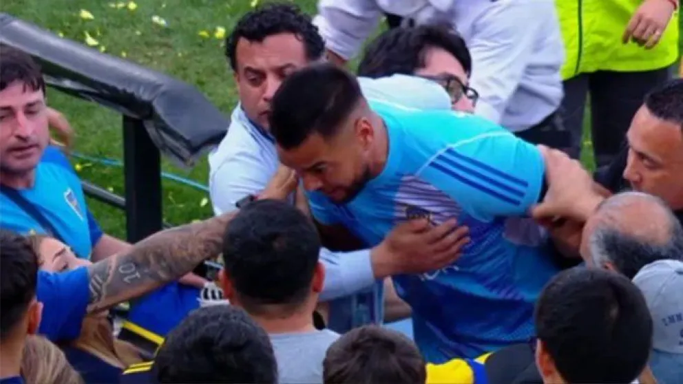 Furioso. Sergio Romero se trenzó en un fuerte cruce con plateistas.