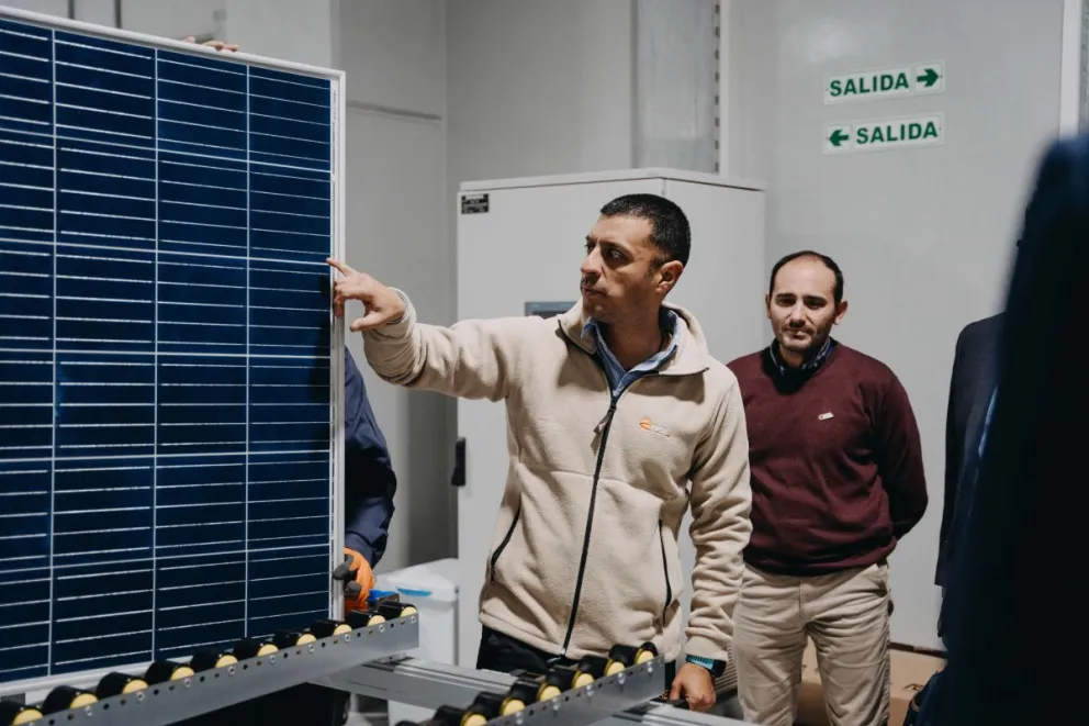 La fábrica de paneles solares está instalada en la planta que EPSE tiene en Pocito. En la imagen, el responsable de Fábrica, Sergio Salinas, señala un panel solar, detrás, el presidente de EPSE, Lucas Estrada.