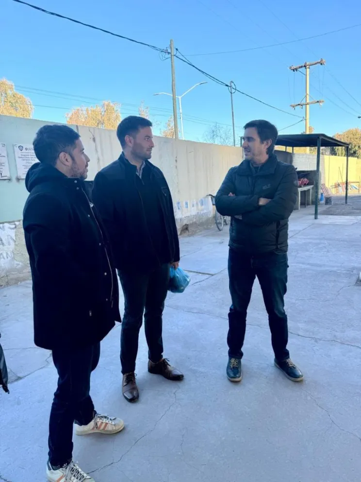 Cercano. Emilio Baistrocchi, primero desde la derecha, junto a Horacio Lucero, primero de la izquierda, en una recorrida el mes pasado por el Club Racing de Jáchal.