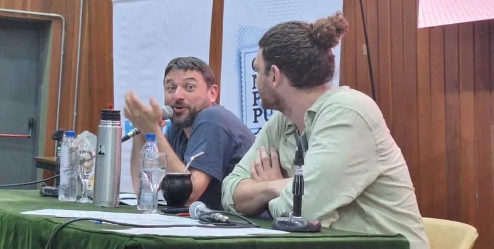 Mensajes. Grabois cerró el Congreso de Políticas Públicas, con Eduardo Camus a su lado. Criticó fuertemente al gobierno de Milei. En la previo, estuvo en la sede del PJ local.