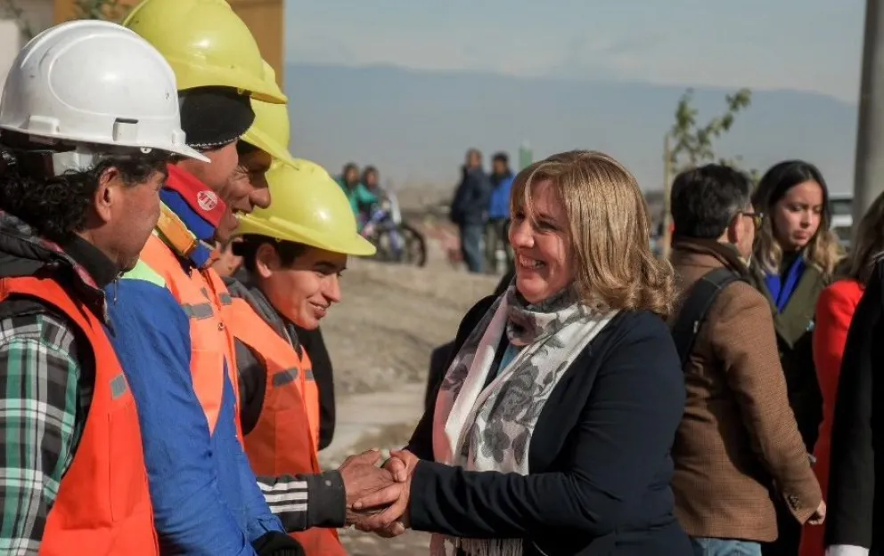 Movimientos. Becerra saludó a los trabajadores de cooperativas en la inauguración del Barrio Caraballo. Tras el freno de la obra pública desde Nación, en San Martín han reasignado obras para cuidar los puestos de trabajo.