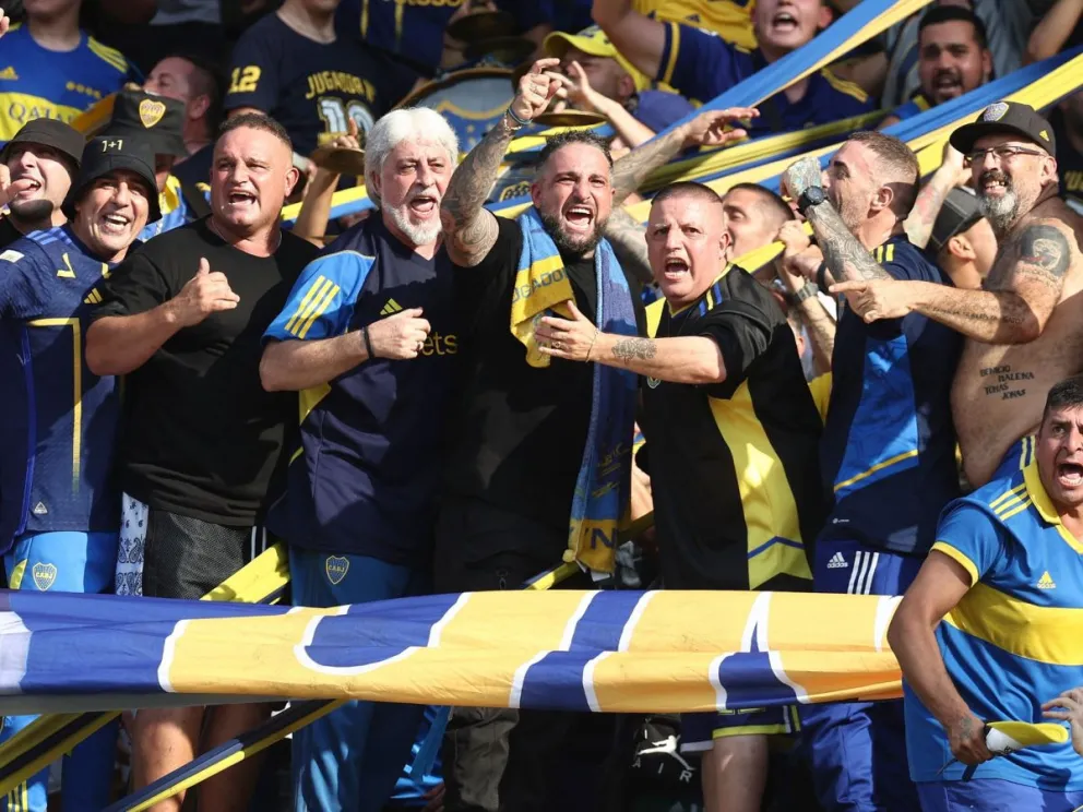 Rafael Di Zeo, en el medio de la cúpula de la barrabrava de Boca.