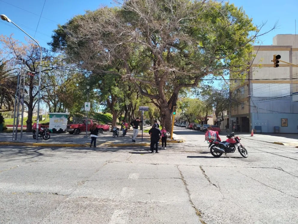 Fuerte. El impacto que se dio entre la camioneta Ford y la motocicleta del repartidor, quedando el rodado mayor dentro de la Plaza 'La Joroba'.