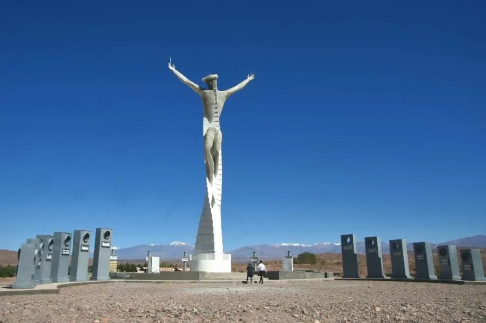 El intendente de Calingasta, Sebastián Carbajal, indicó que hay irregularidades en la obra del Cristo de la Misericordia porque una empresa constructora reclama un pago de la gestión anterior. Ampliará la denuncia contra el exintendente Jorge Castañeda.