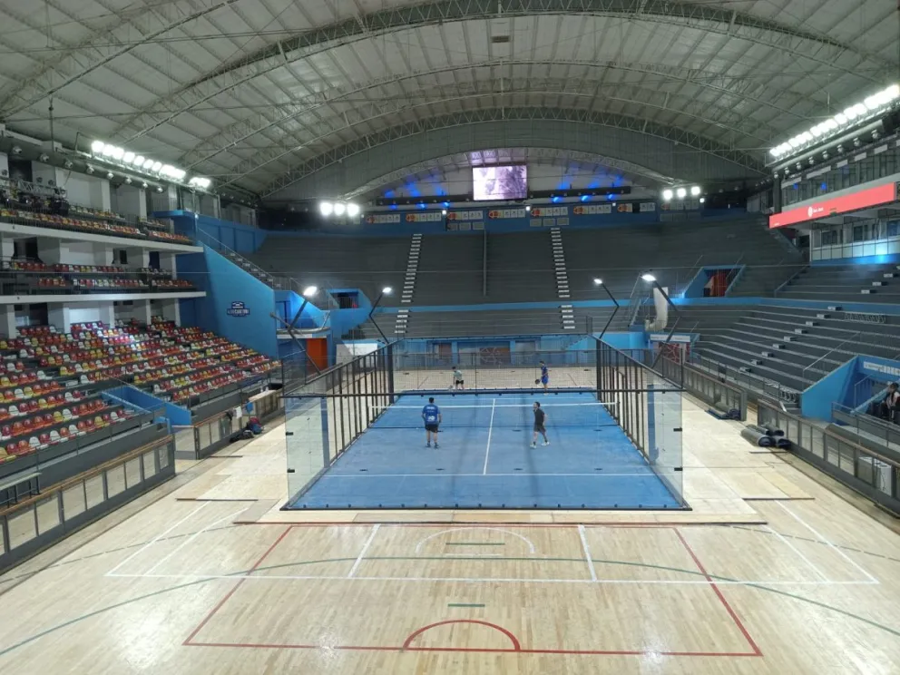 Lista. La cancha de pádel que se emplazó en el centro del campo de juego del Aldo Cantoni, que tendrá durante cinco días el torneo más importante del país este año.