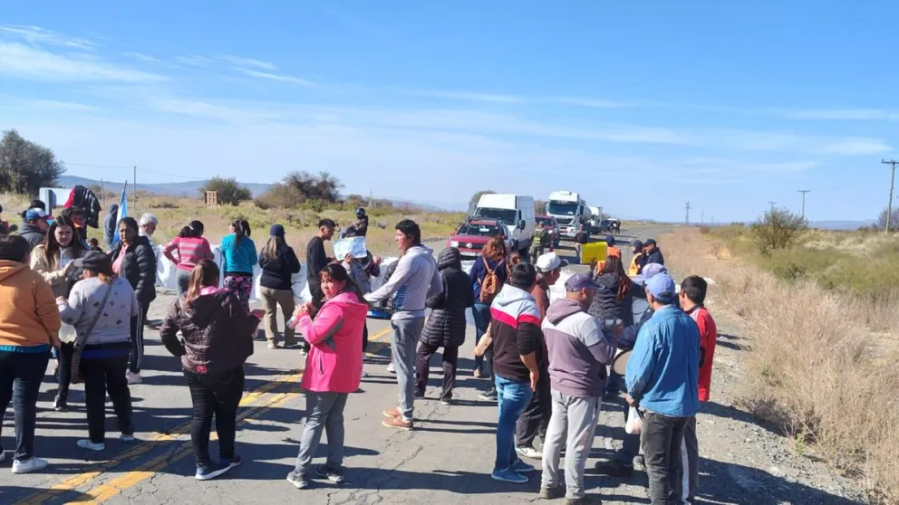 Reclamo. Padres y alumnos de la escuela Esteban Gascón, pidiendo por mejores edilicias en el establecimiento al cortar esta mañana la Ruta 40.