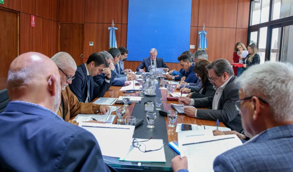 Definición. El presidente de la Cámara, Fabián Martín, tuvo hoy reunión de labor parlamentaria con los jefes de las bancadas. Según trascendió, se definió pasar la próxima sesión para el jueves 19.