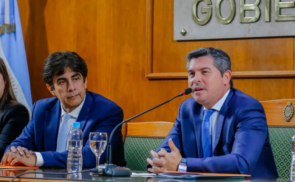 El goberndor Marcelo Orrego, junto con su ministro de Economía, hizo un ajuste en los fondos provinciales a la espera de una reactivación económica.
