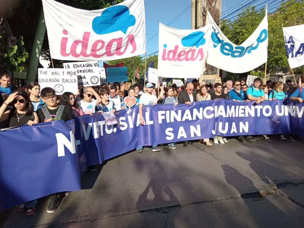 Al frente. Con la presencia del rector de la Universidad Nacional de San Juan, Tadeo Berenguer, la columna principal se desplaza por el centro sanjuanino.
