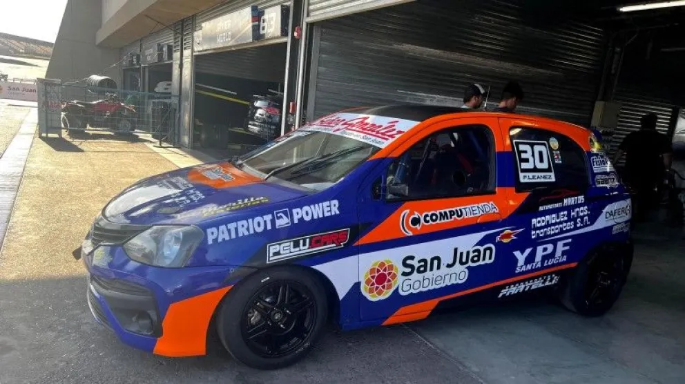 A la pista. Facundo Leanez y el Totota Etios con que competirá este fin de semana en la décima fecha de la temporada del Turismo Nacional.