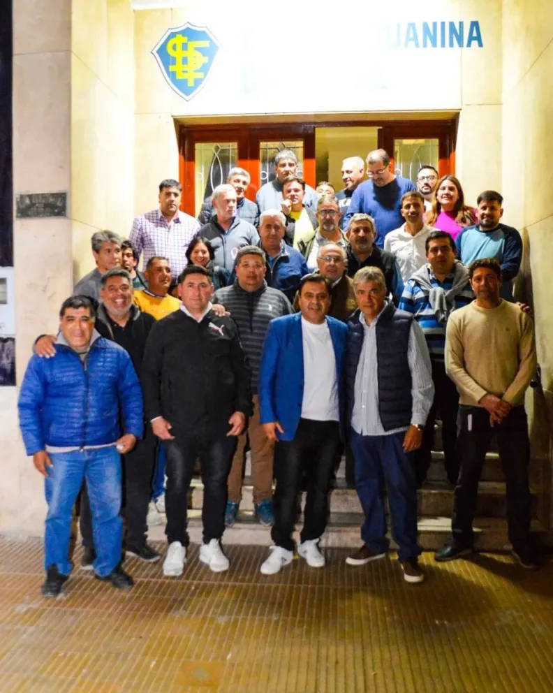 ¿Solo para la foto? Valiente y Barea, en el centro de la imagen, en la puerta de la Liga en la noche del 13 de setiembre, cuando se enfrentaron en las elecciones para presidir hasta el 2026 la entidad.