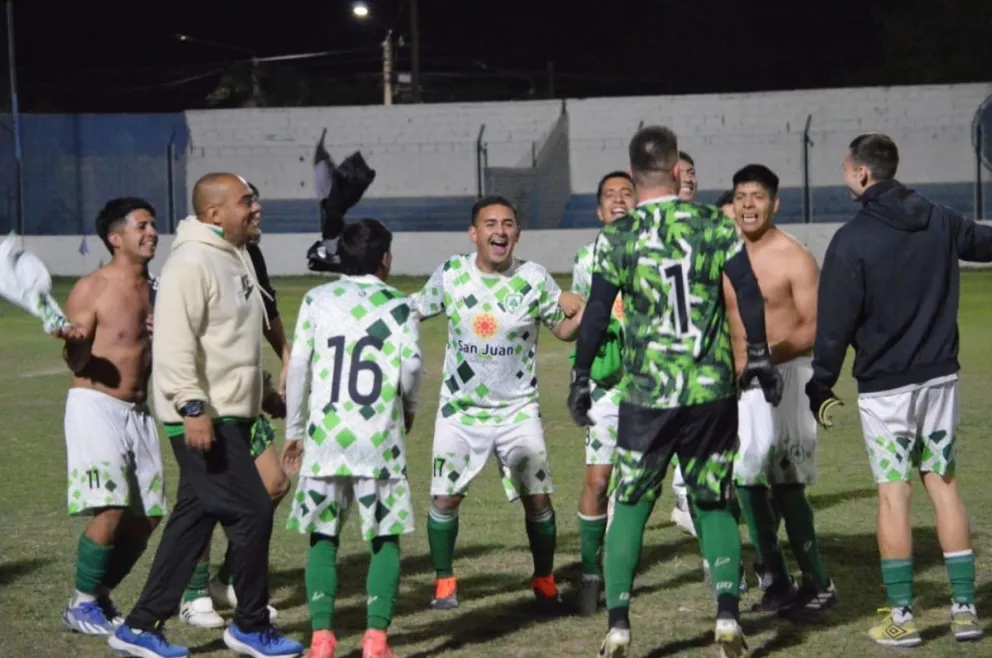 A esperar. Los jugadores de Árbol Verde celebran el ascenso en la noche del miércoles pasado, aunque ahora debe actuar el Tribunal de Disciplina por la protesta presentada por otro club.