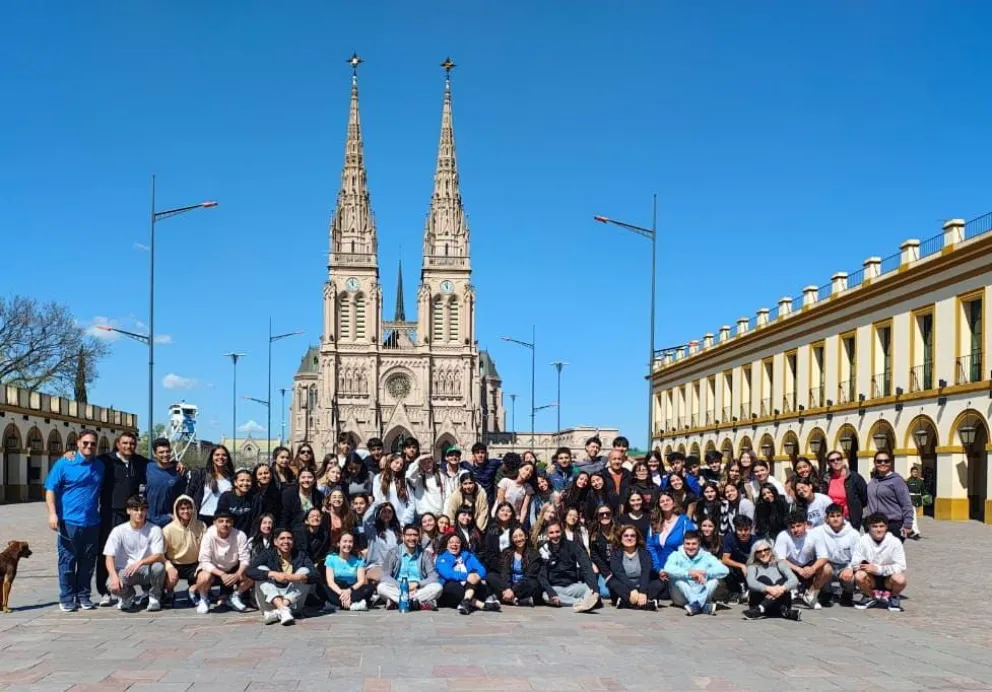 De visita. El contingente sanjuanino estuvo paseando el viernes en la Basílica de Luján.
