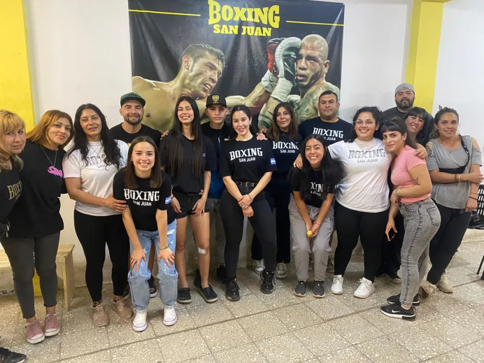 Equipo. Las personas que trabajan en las charlas sobre salud mental que se brinda en el Club Colón Junior, todos los sábados, desde las 18 horas.