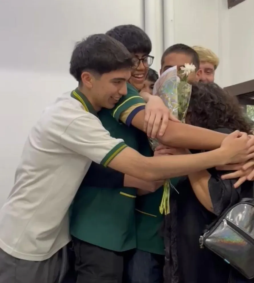 Estudiantes de 6° 2° de la Escuela de Comercio sorprenden a su profesora con una emotiva invitación a su fiesta de egresados