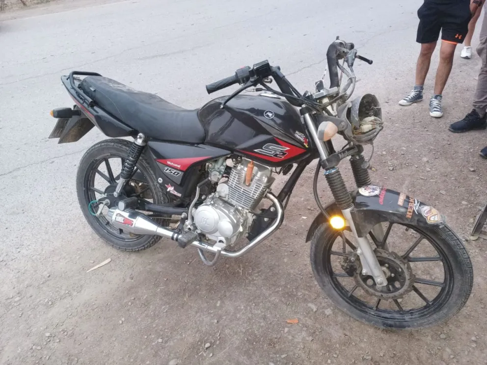 Una pareja terminó hospitalizada al caer de su moto en plena curva.