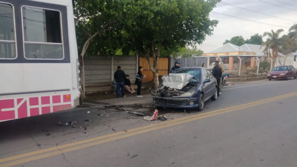 Importante. Los daños en el frente del Peugeot 206, que chocó con el interno 67 de la línea 405.