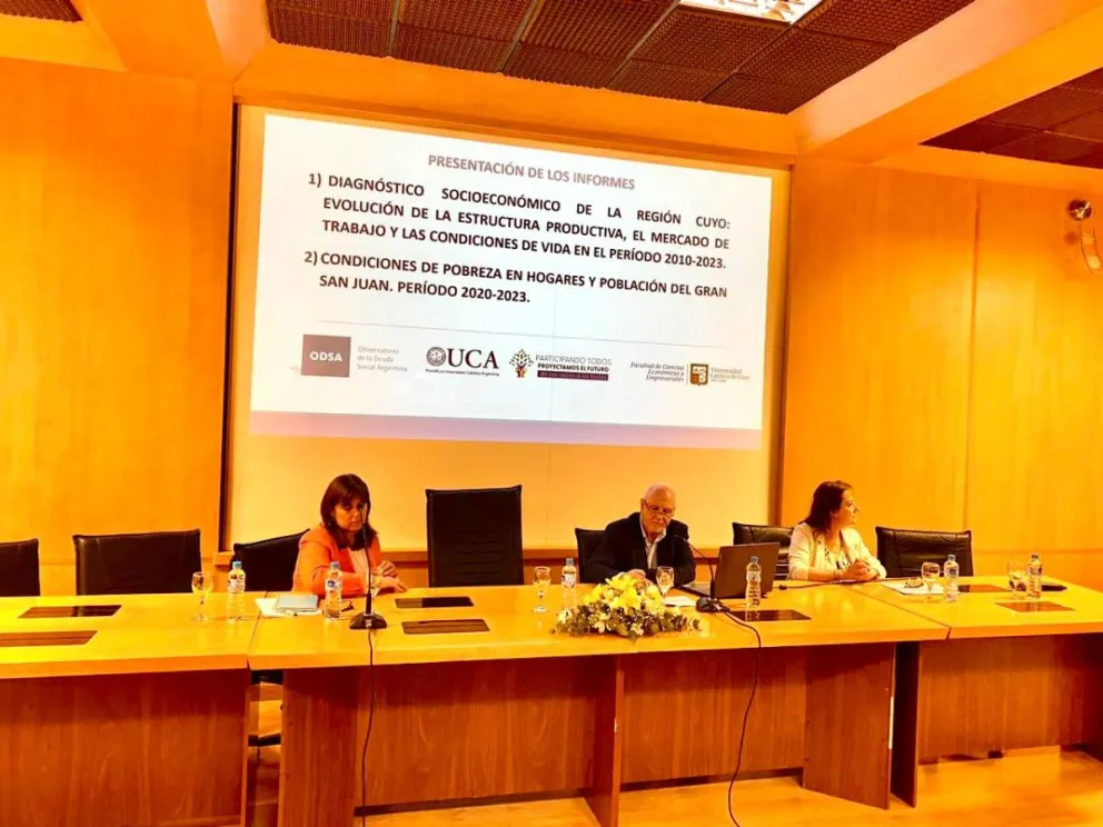 Autoridades del Observatorio de la Deuda Social Argentina junto con miembros de la UCCuyo, presentaron el primer informe de pobreza para San Juan.