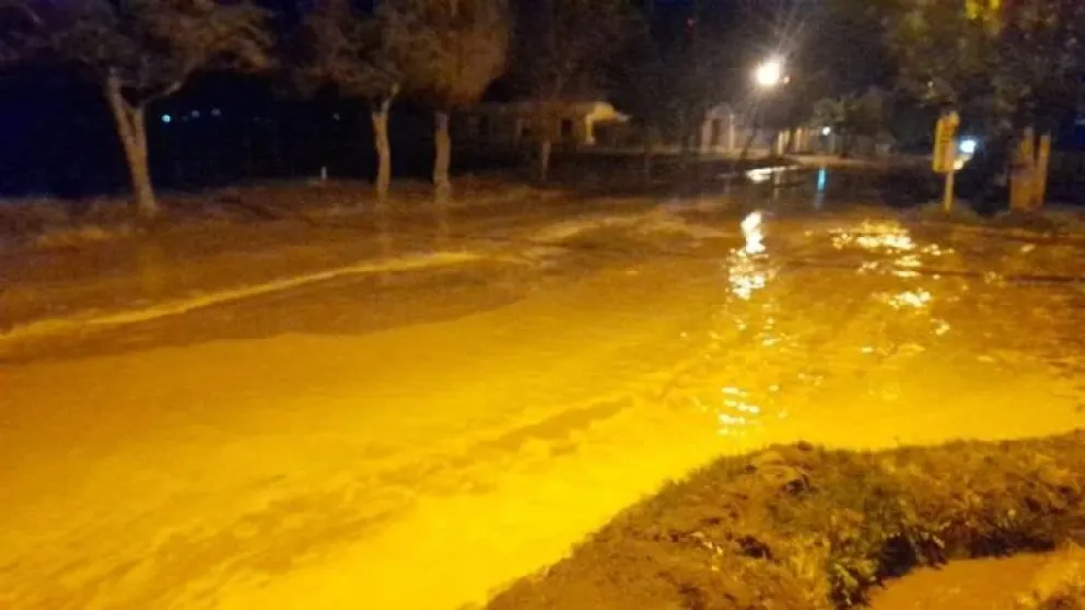 Se registran crecidas en Calingasta y algunas viviendas con filtraciones, pero sin evacuados