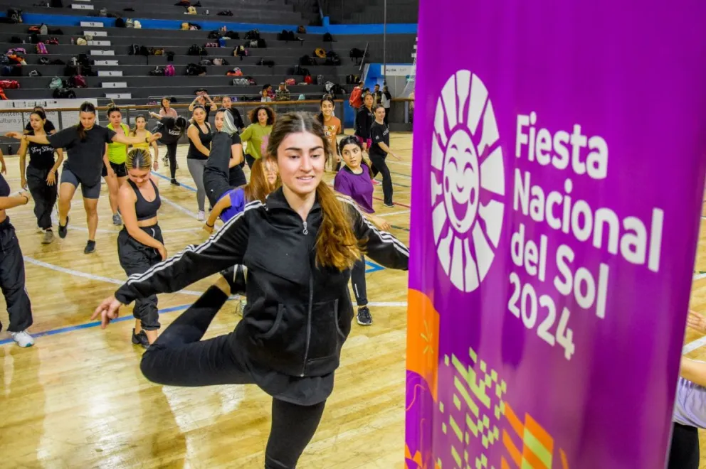 Preparativos. El equipo de bailarines comenzó con los ensayos para el show central, el cual lleva el nombre de "Somos energía" y se desarrollará en el Velódromo Vicente Chancay. Los espectáculos musicales se harán en el Estadio del Bicentenario.
