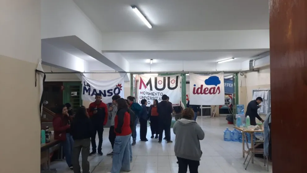 Organizados y hasta con intervenciones artísticas, así pasaron la noche los alumnos universitarios que toman Filosofía