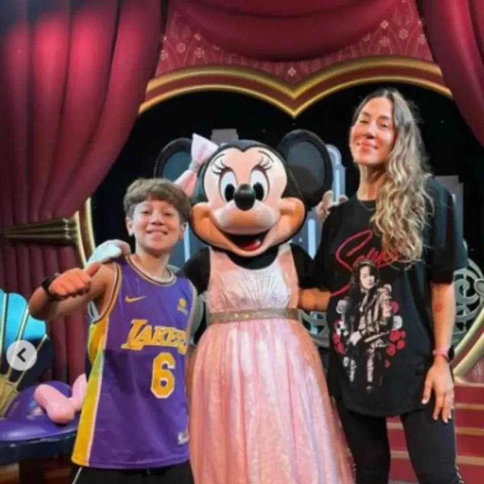 Jimena Barón, de vacaciones en Orlando, documenta cómo ella y su madre enfrentan la llegada del huracán Milton.