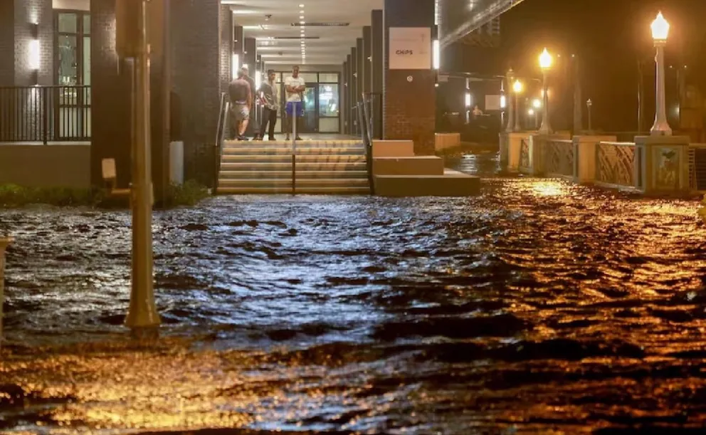 Al menos 2 muertos y 500.000 personas sin luz por el feroz paso del huracán Miltón 