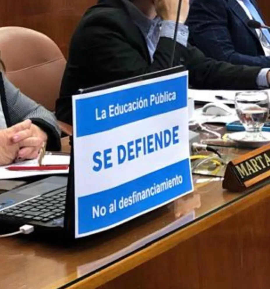 En medio de la sesión, diputados del PJ colocaron carteles en defensa de la educación pública