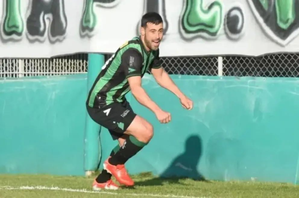 Sebastián Penco vistiendo la camiseta de San Martín.