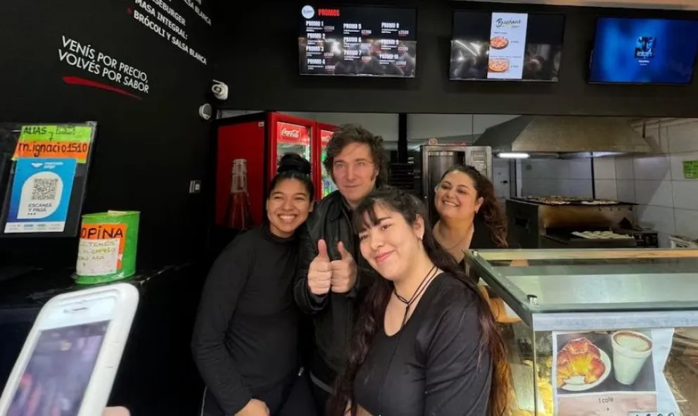 Sonriente. Javier Milei, posó para varias fotos con los empleados del local de venta de empanadas.