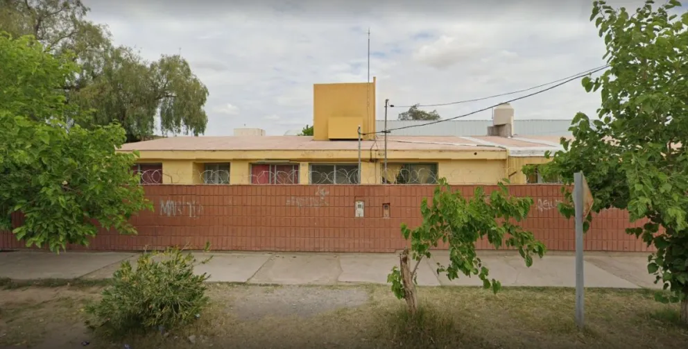 En cercanías. De la Escuela Candelaria Godoy se produjo el asalto con un arma de fuego a las dos menores en la siesta del jueves.