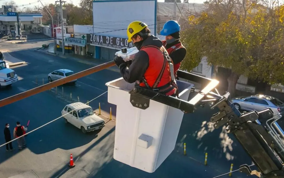 Los municipios vienen haciendo inversiones en el alumbrado público, que se cobra en la boleta de la luz a través del Cargo Único Municipal.