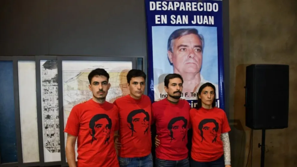 El abogado Conrado Suárez Jofré expone ante los jueces durante el juicio por la desaparición de Raúl Tellechea.