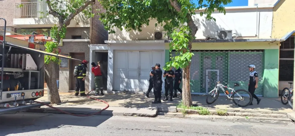 Trabajo. Personal de Bomberos sofocaba el principio de incendio que se había generado en un local céntrico. El humo salió por una puerta lateral, por la que ingresaron los efectivos. Los vecinos alertaron de la situación.