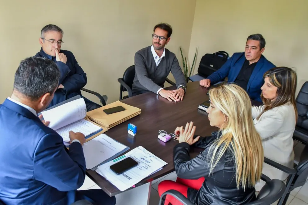 Pasos formales. El lunes, el presidente de la Sala Acusadora, Enzo Cornejo, les dio copias a los miembros de la Comisión Investigadora, a los que ya les empezó a correr el plazo de 40 días hábiles para la investigación.