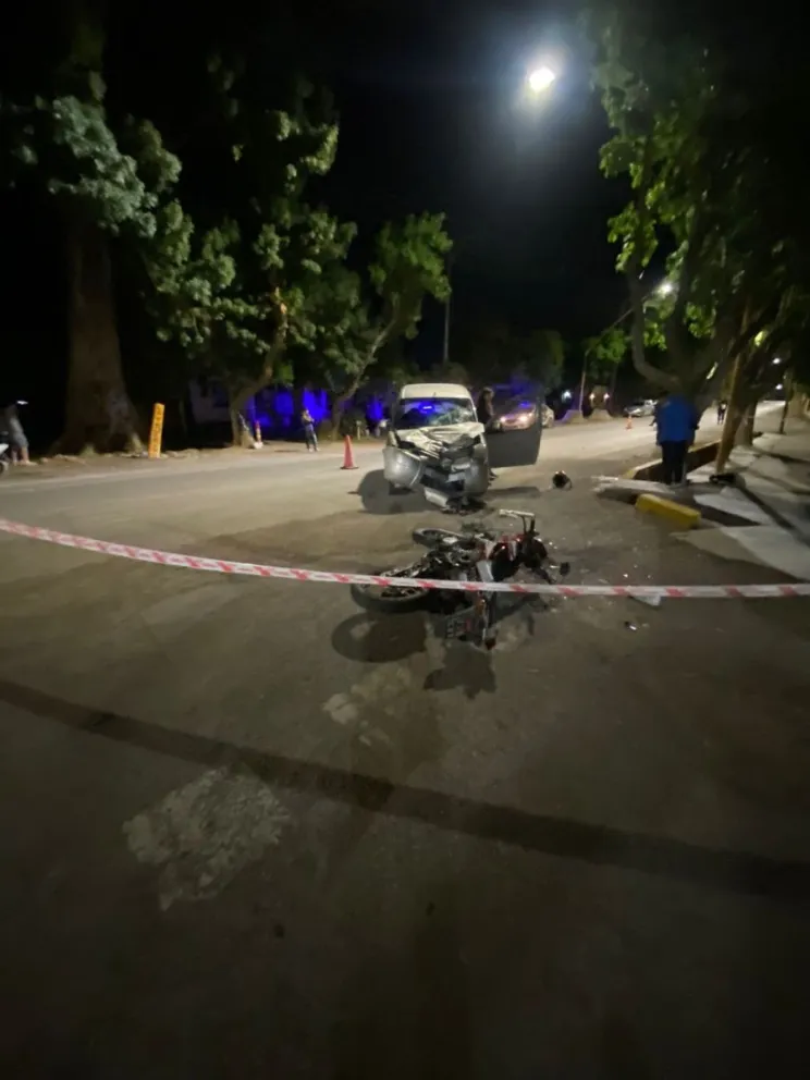 Un motociclista resultó herido tras ser embestido por una camioneta