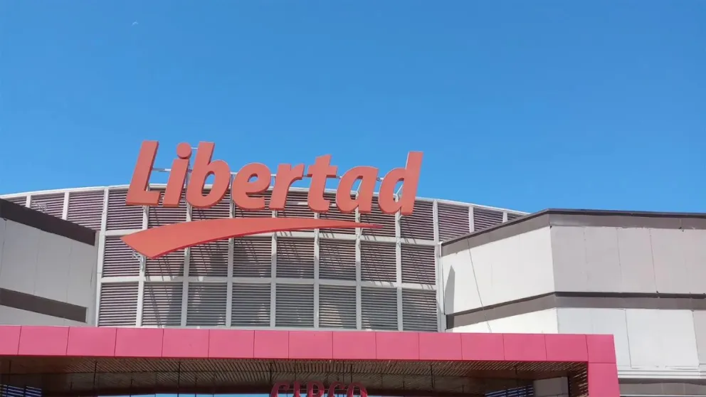 Detuvieron a un joven que robó bebidas y chocolates del Hiper Libertad. 