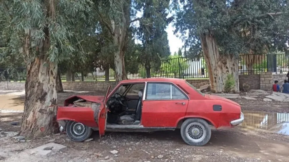 Un accidente en Chimbas dejó a una madre y su hijo hospitalizados tras chocar su vehículo contra un árbol. 