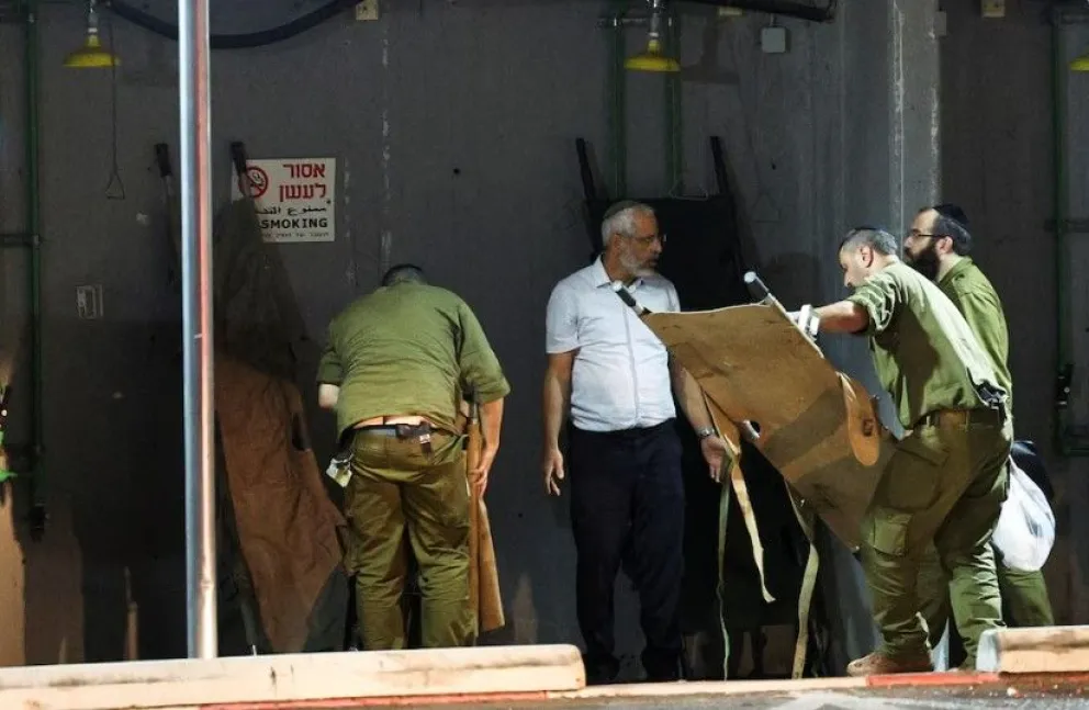 Ayudada. Militares de Israel preparan camillas para colaborar con los heridos tras el ataque de Hezbollah.