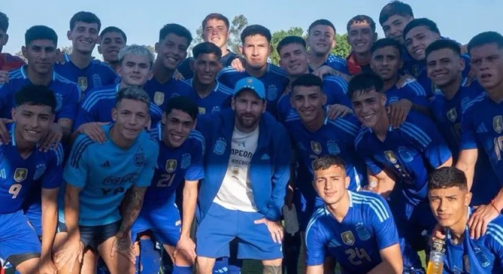 Como uno más. Leonel Messi se sacó una foto junto a los jugadores de la Sub 20.