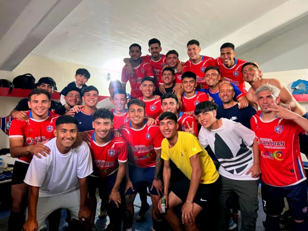 Alegría bohemia. Los jugadores de Peñarol celebran el gran triunfo 2-0 sobre Marquesado, en Chimbas.