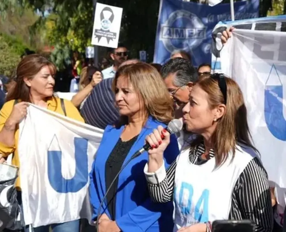 karina Navarro, a la derecha, secretaria General de UDA. 